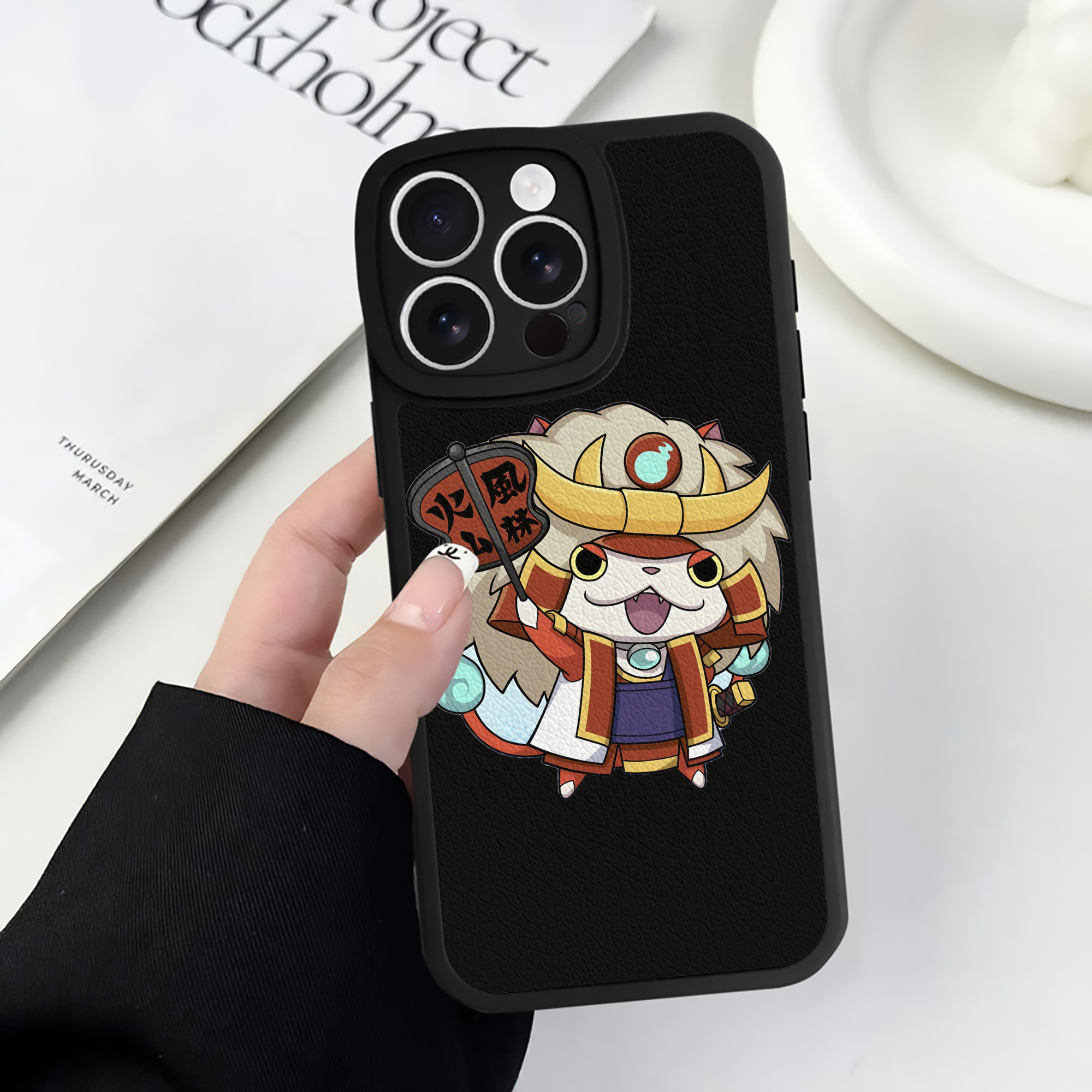 （画像用） 妖怪ウォッチ Yo-kai Watch 【iPhone 16シリーズ対応】シリコンスマホケース（レザー調） 材質：シリコン